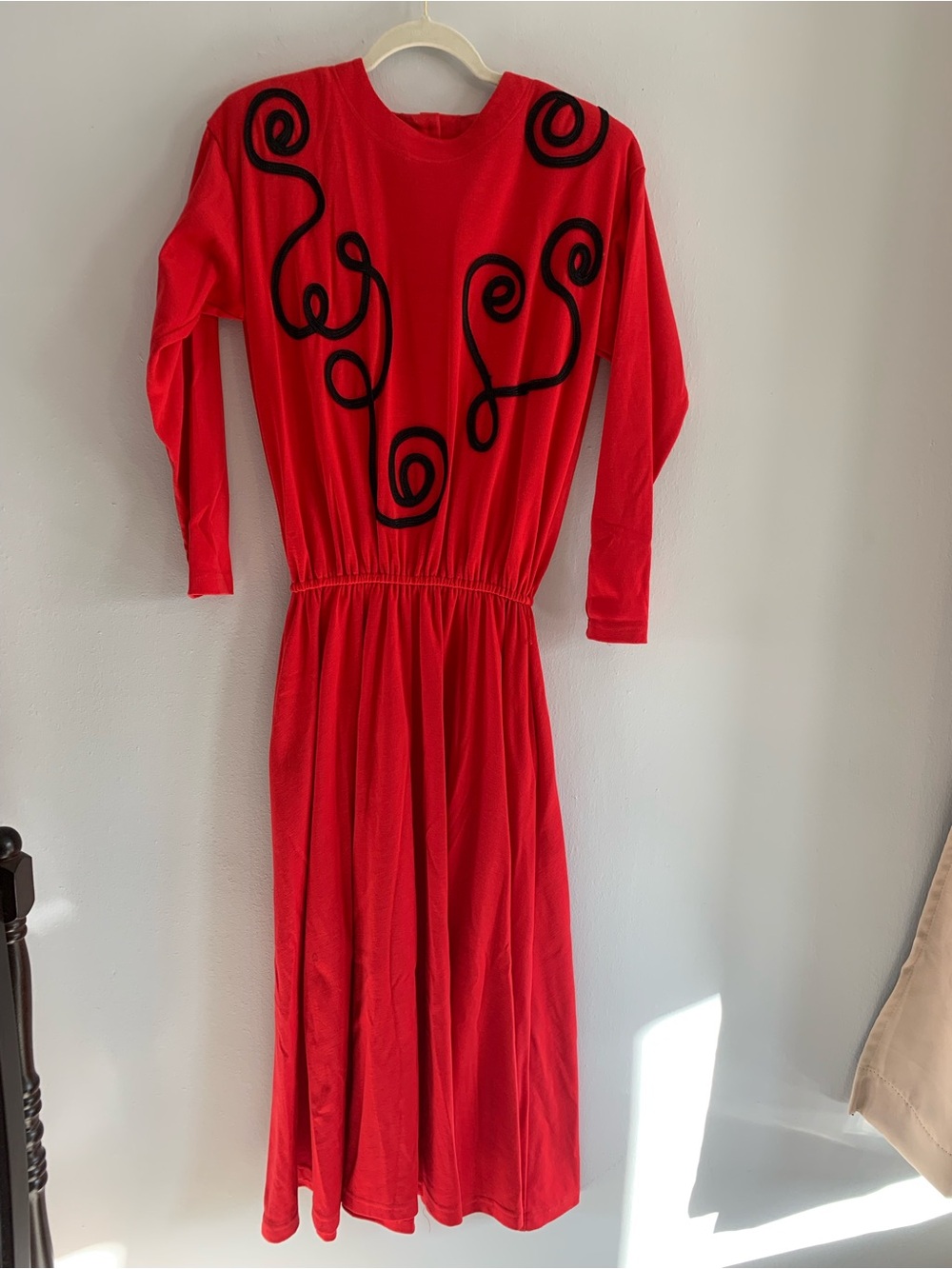 BILL BLASS Red Long-Sleeve Midi Dress with Black Swirl Design